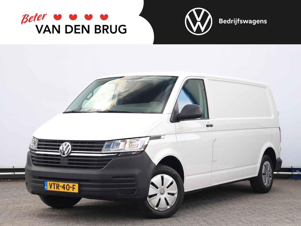 Volkswagen Transporter - 2.0 TDI 110PK L2H1 | Trekhaak | Parkeersensoren | Betimmering | Cruise control | Imperiaal - AutoWereld.nl
