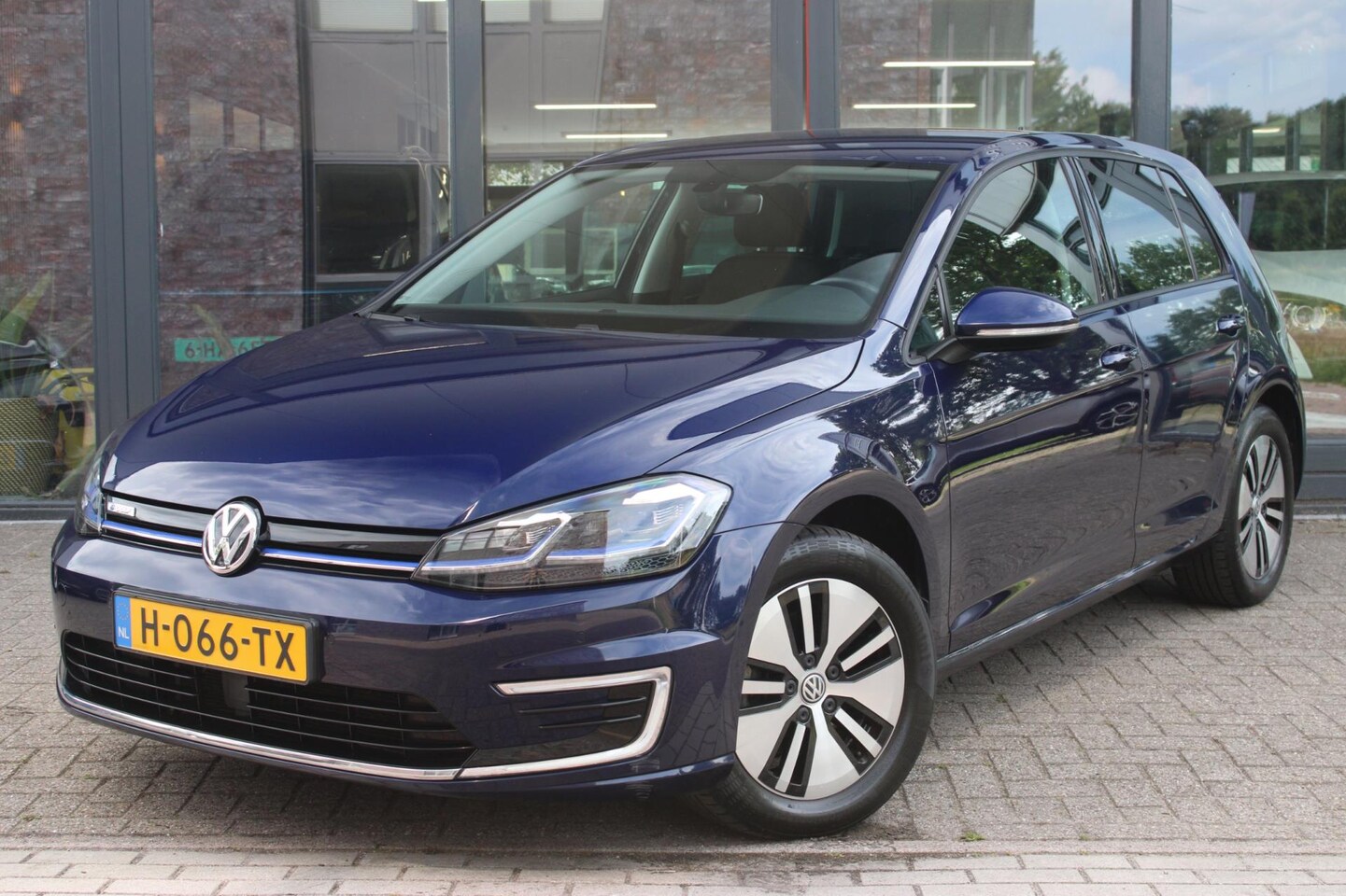 Volkswagen e-Golf - E-DITION | Keyless |Adaptive Cruise | Navigatie | Rondom parkeersensoren | - AutoWereld.nl