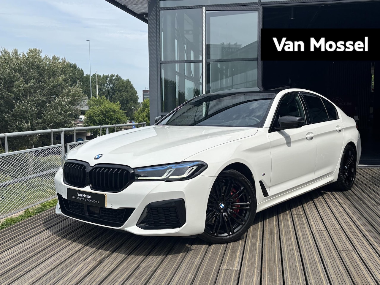 BMW 5-serie - 520i Business Edition Plus | M-SPORTPAKKET | SCHUIF-KANTELDAK | HARMAN KARDON | BMW LASERL - AutoWereld.nl