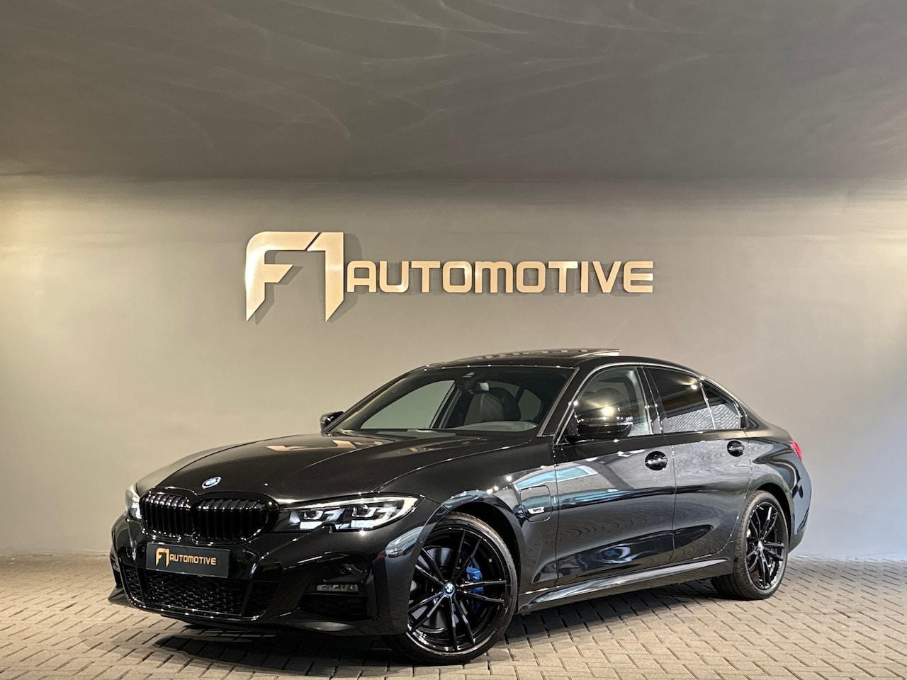 BMW 3-serie - 320e M Sport Panorama|Memory|Camera|Sfeer|CarPlay - AutoWereld.nl