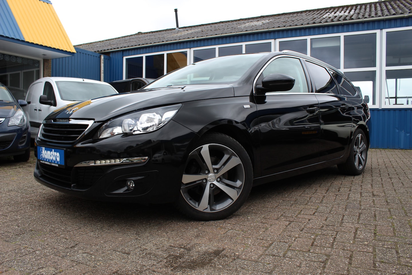 Peugeot 308 - Station 1.2i "Style" Clima - Cruise - Pano-dak !!! 130 Pk - AutoWereld.nl