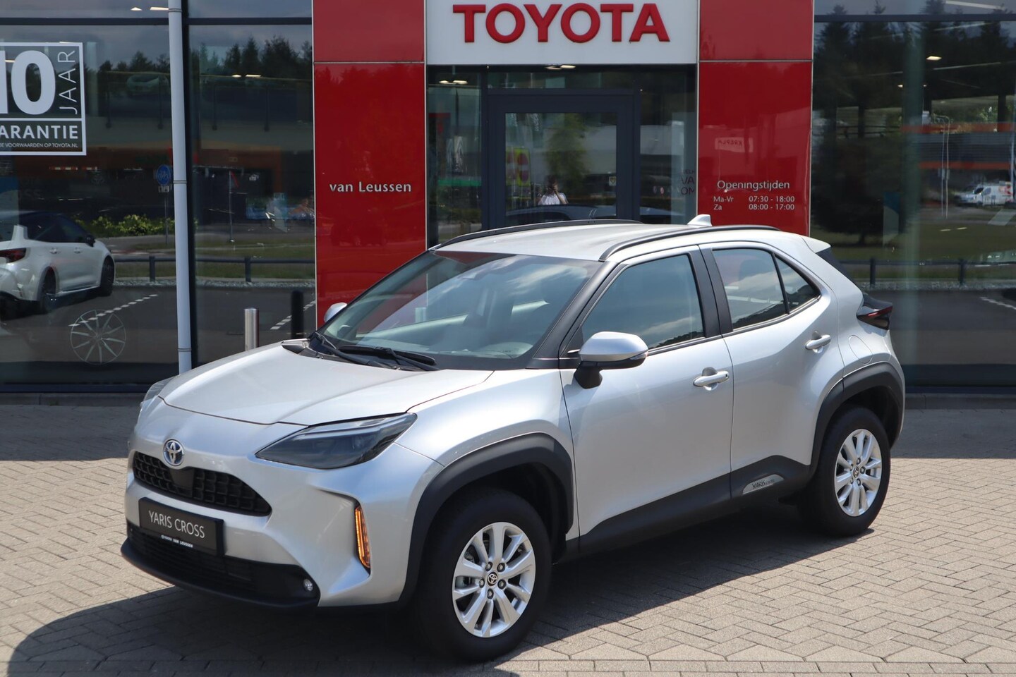 Toyota Yaris Cross - 1.5 Hybrid 115 Dynamic KEYLESS EL-ACHTERKLEP STOEL/STUURVERWARMING HEAD-UP AD-CRUISE APPLE - AutoWereld.nl