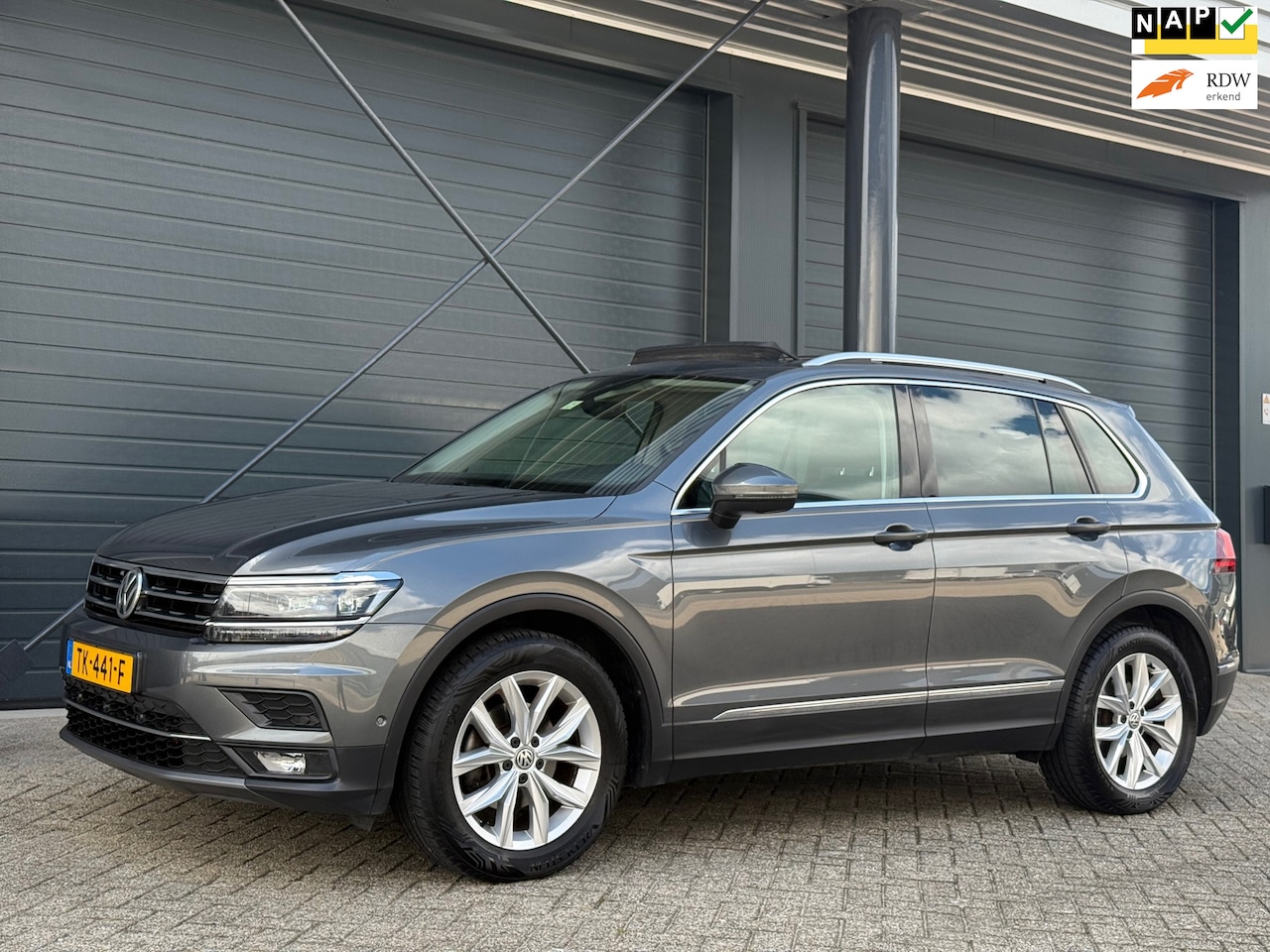 Volkswagen Tiguan - 1.4 TSI Highline 1.4 TSI Highline, Panodak, 360, Trekhaak, Stoelverwarming - AutoWereld.nl