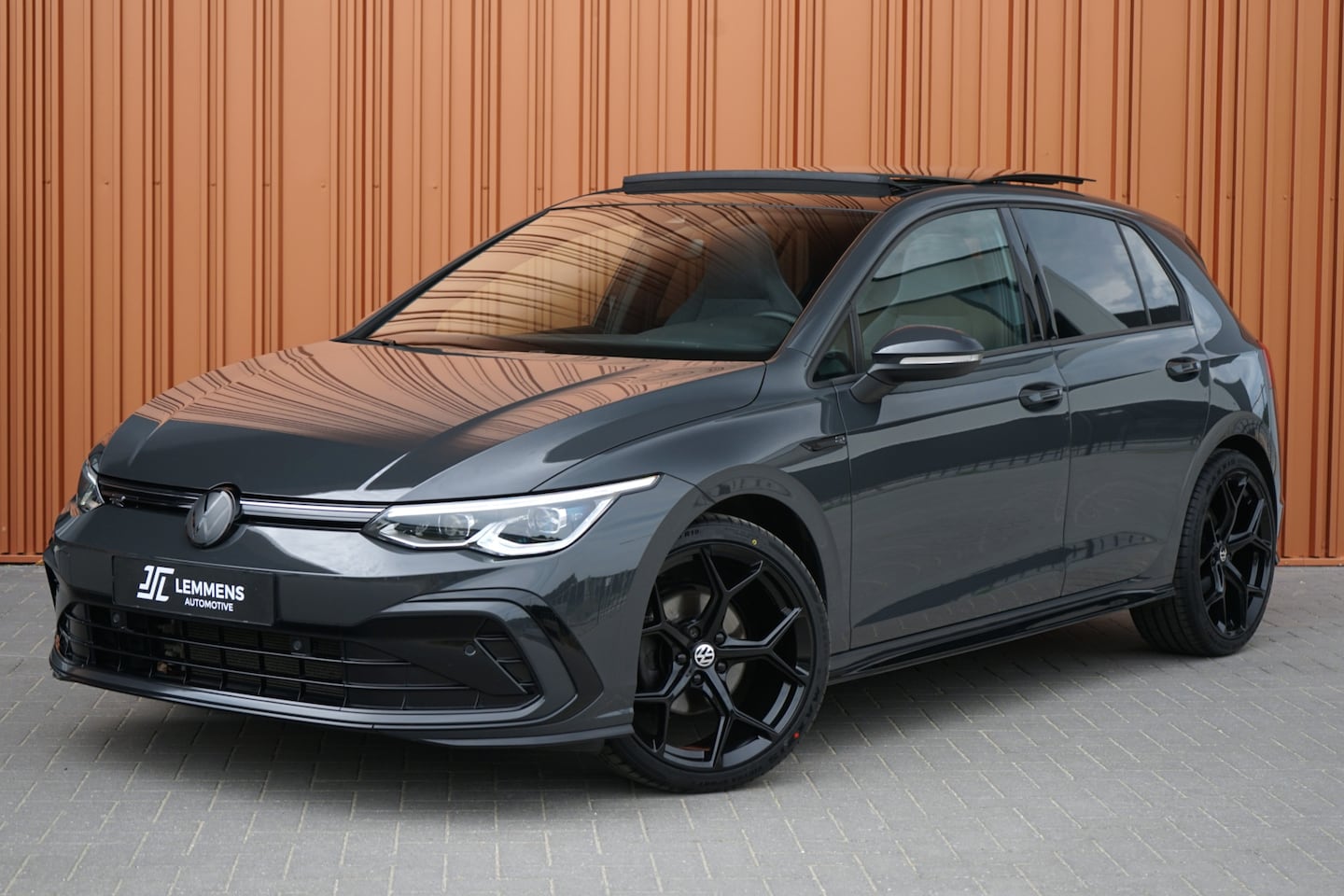 Volkswagen Golf - 1.5 eTSI R-Line Panodak IQ Light Camera Trekhaak DAB Carplay - AutoWereld.nl