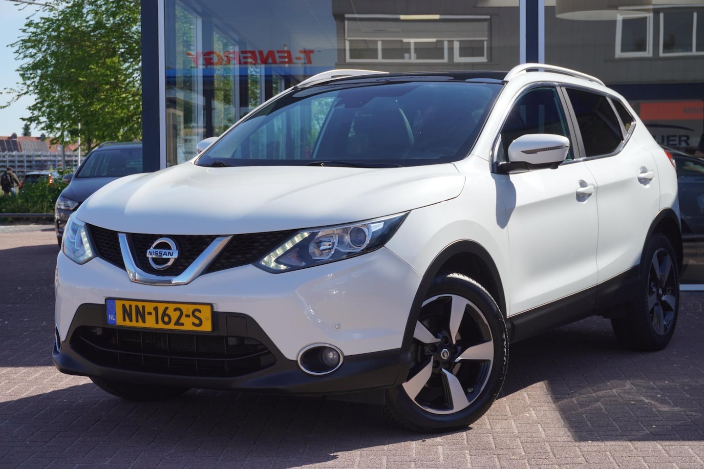 Nissan Qashqai - 1.2 N-Vision 5deurs | Navigatie | Airco | Panodak | Camera | Vol opties | Dealerauto | Inr - AutoWereld.nl