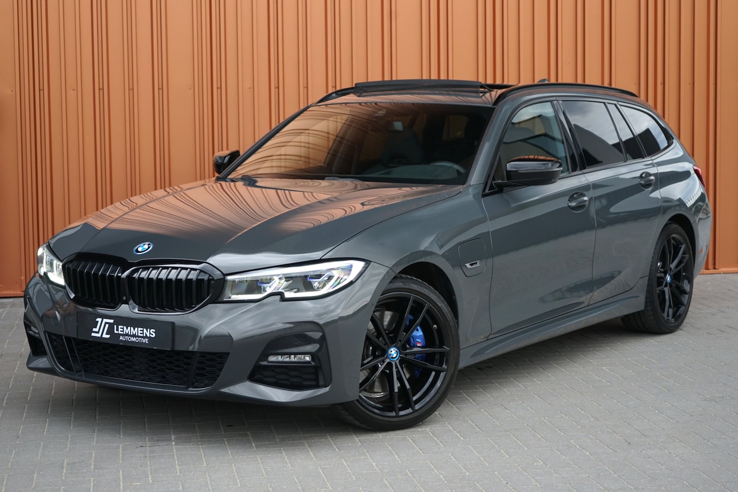BMW 3-serie Touring - 330e M Sport DRAVITGRAU Panodak M-Stoelen Laser Memory Head up - AutoWereld.nl