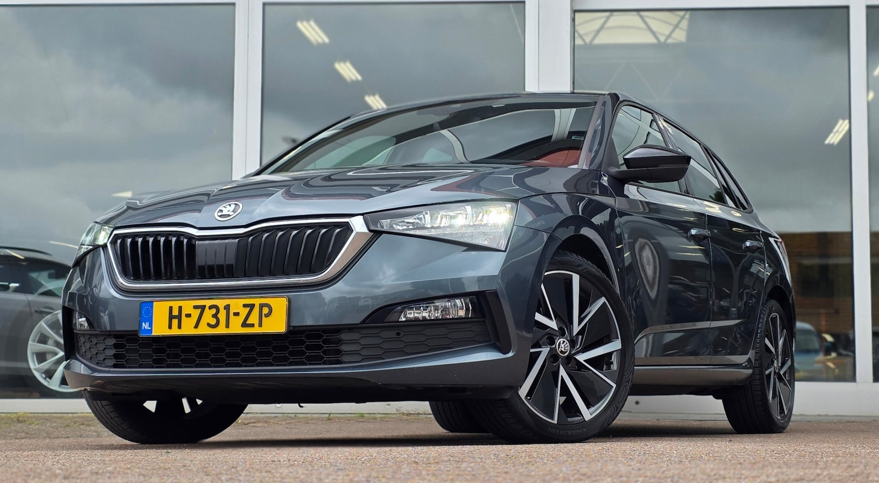 Skoda Scala - 1.5 TSI Sport Business A/T 18"LM vlegen Sportstoelen Led Mooi! - AutoWereld.nl