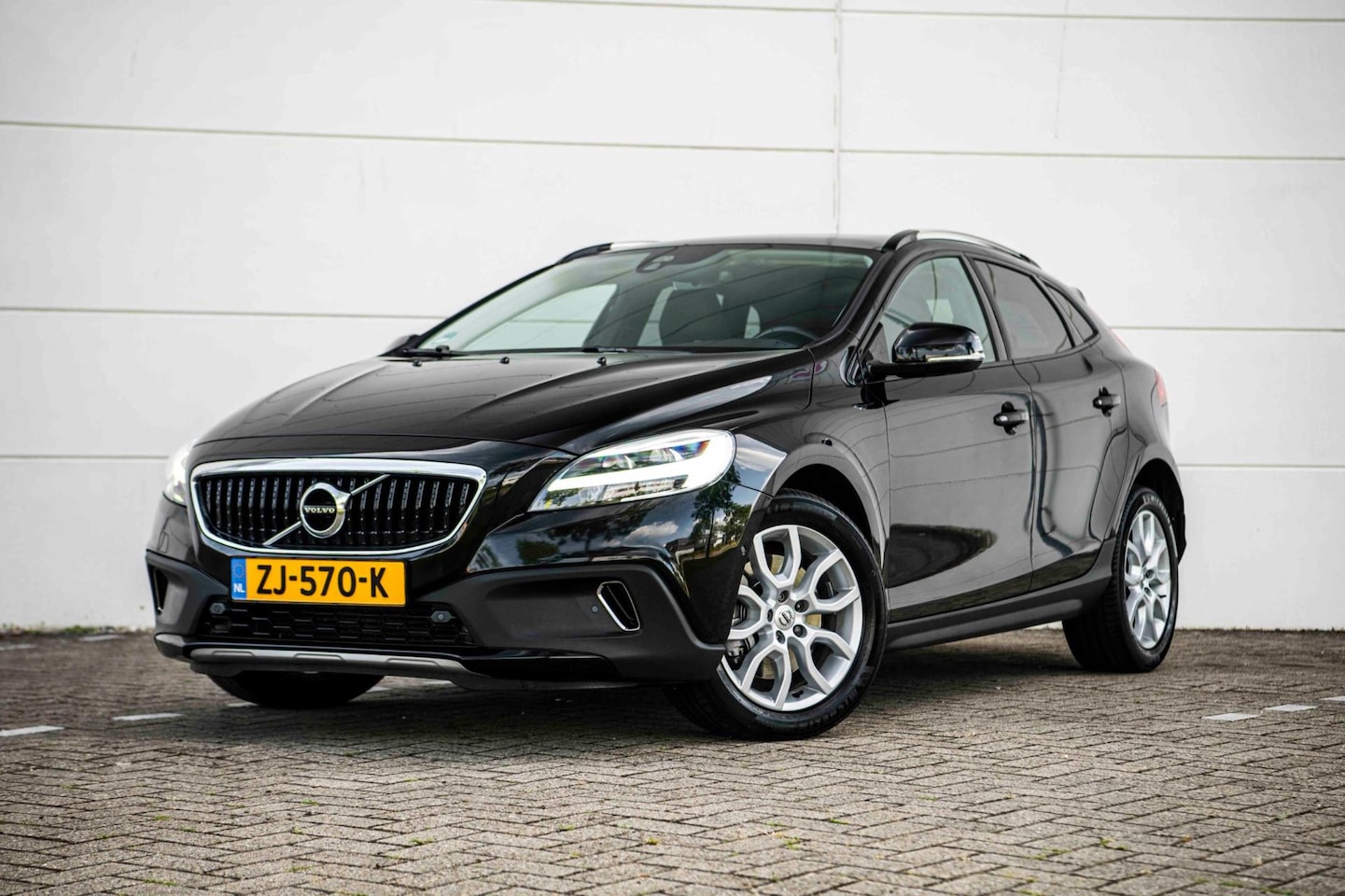 Volvo V40 Cross Country - 1.5 T3 AUT. Polar+ Luxury |Panodak|Navi|Leder|Cruise|LED| - AutoWereld.nl