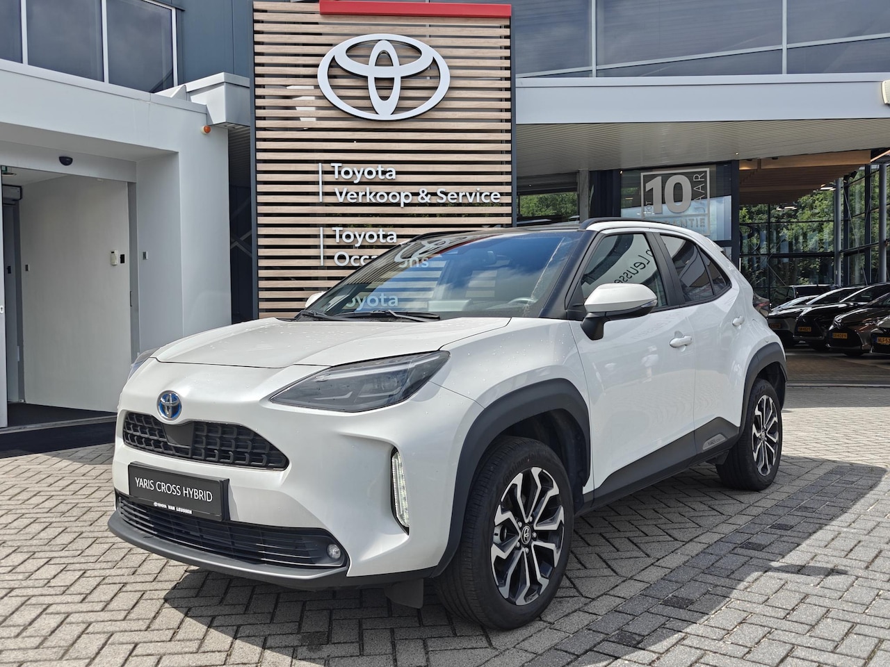 Toyota Yaris Cross - 1.5 Hybrid STYLE NAVI PANODAK APPLE/ANDROID HEAD-UP DRAADLOOS LADEN KEYLESS STOEL/STUURVER - AutoWereld.nl