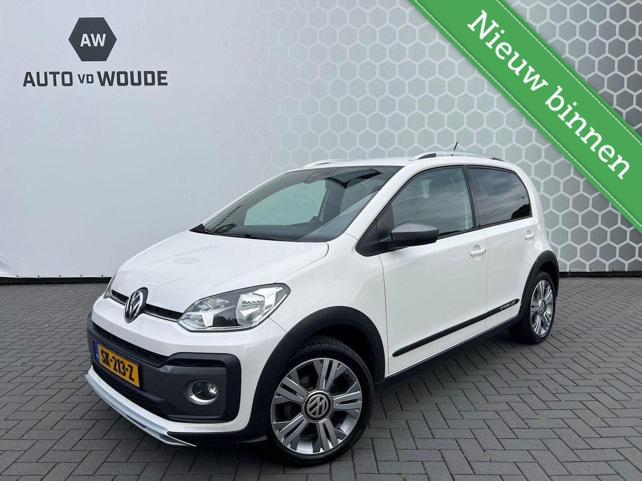Volkswagen Up! - 1.0 BMT cross up! Cruise PDC Zwarte hemel - AutoWereld.nl