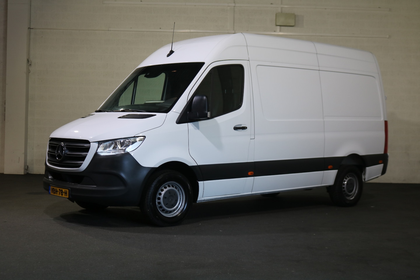 Mercedes-Benz Sprinter - 316 CDI L2 H2 Airco Navigatie Camera 3.5t Trekhaak - AutoWereld.nl
