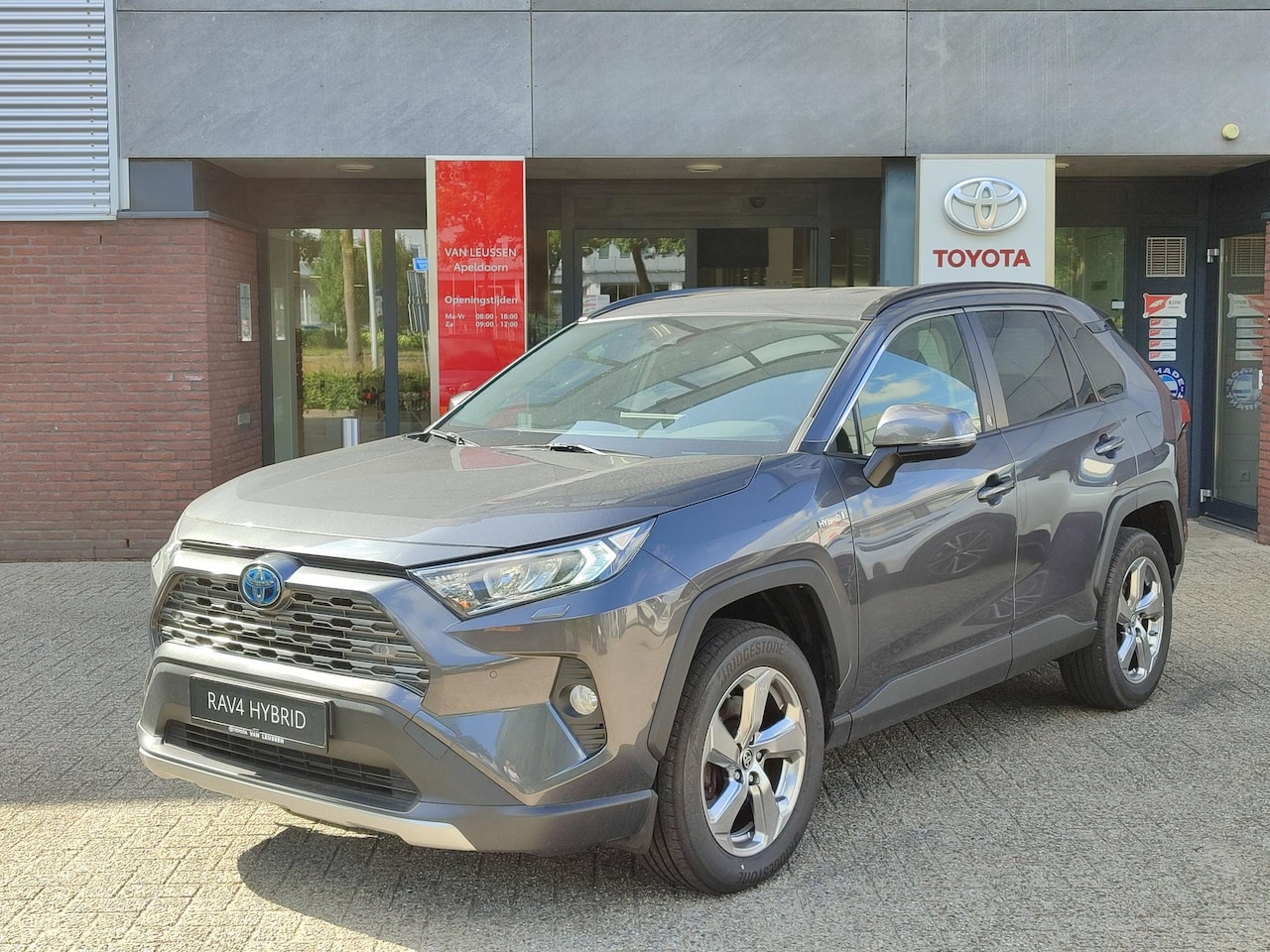 Toyota RAV4 - 2.5 Hybrid AWD DYNAMIC STOEL/STUURVERW BLIND SPOT KEYLESS EL-ACHTERKLEP APPLE/ANDROID 1650 - AutoWereld.nl