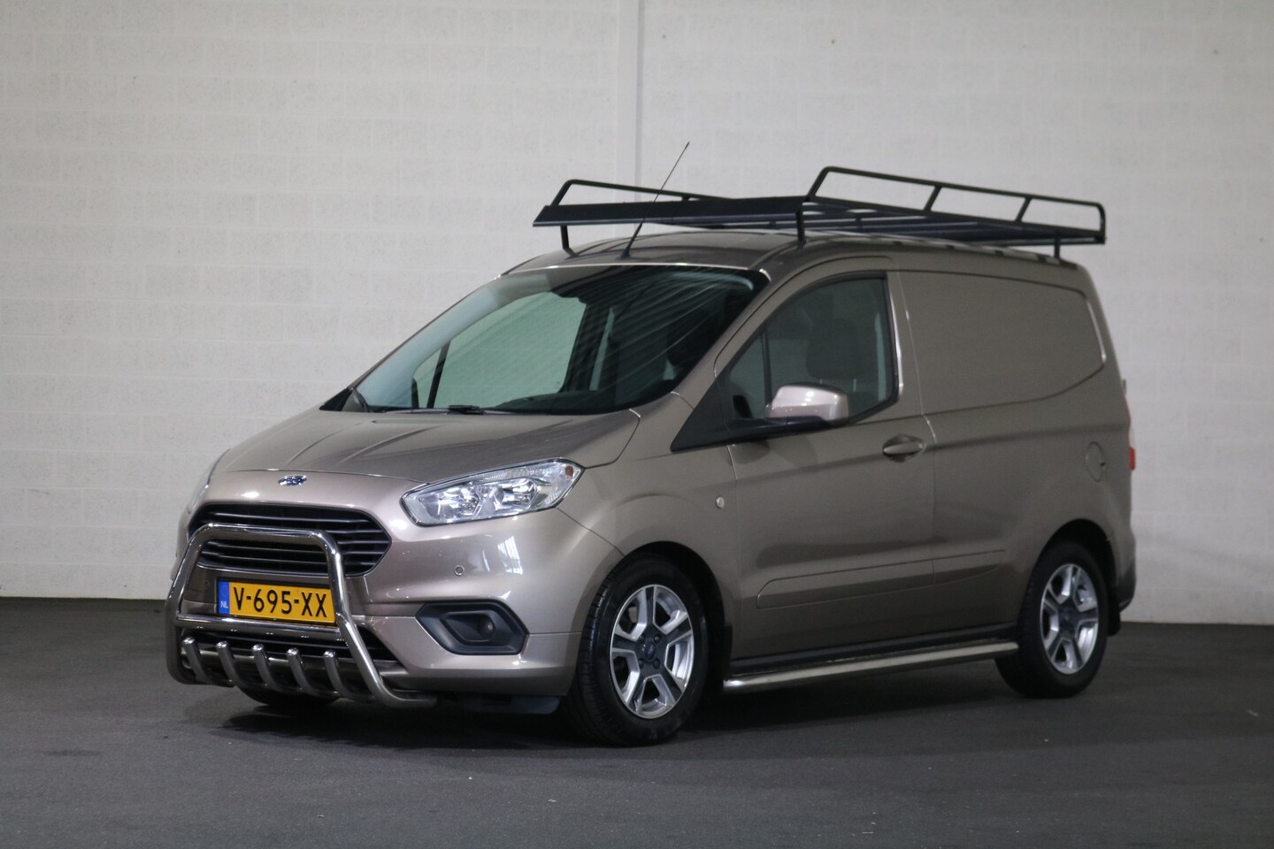 Ford Transit Courier - 1.5 TDCI 100pk Euro 6 Limited Airco Navigatie BPM Vrij - AutoWereld.nl