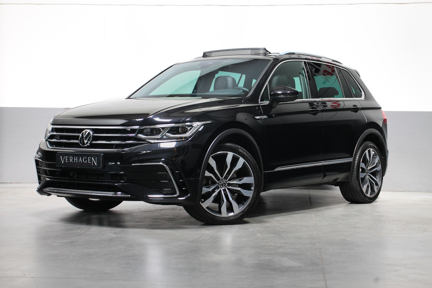 Volkswagen Tiguan - 2.0 TSI R-line Leer Pano Trekhaak 4motion - AutoWereld.nl