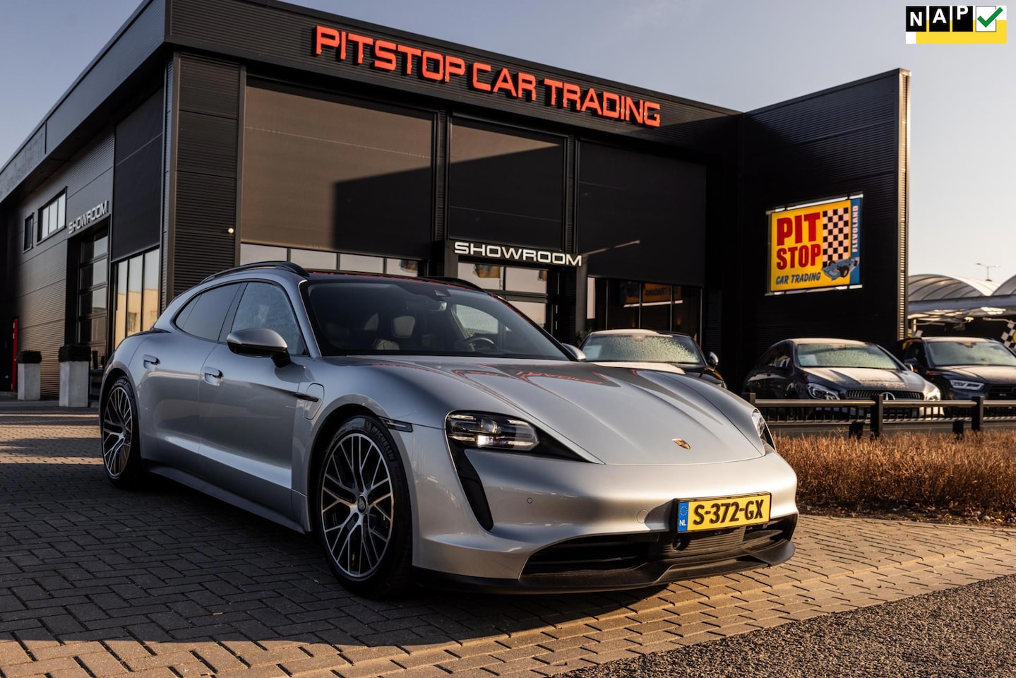 Porsche Taycan Sport Turismo - 79 kWh, NL Auto, ACC, Sportchrono, Pano! - AutoWereld.nl