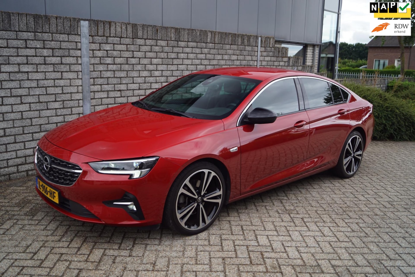 Opel Insignia Grand Sport - 2.0 Turbo Ultimate Autom Leder Sportst Stoel/Stuurverw Adaptieve Cruise Navi Camera Clima - AutoWereld.nl