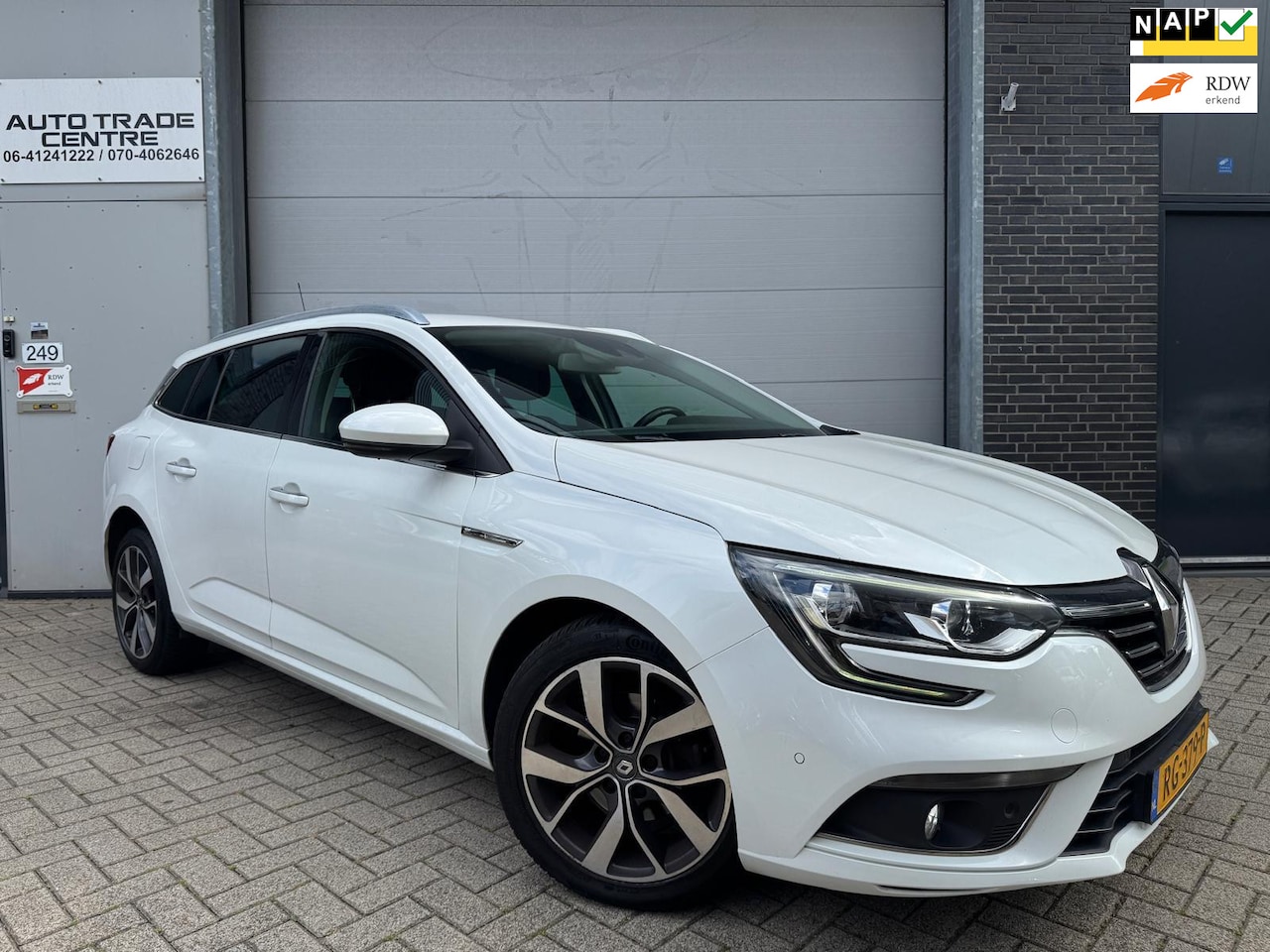 Renault Mégane Estate - 1.2 TCe Bose [Camera|Keyless|Dodehoek|Trekhaak|Cruise|Navi] - AutoWereld.nl