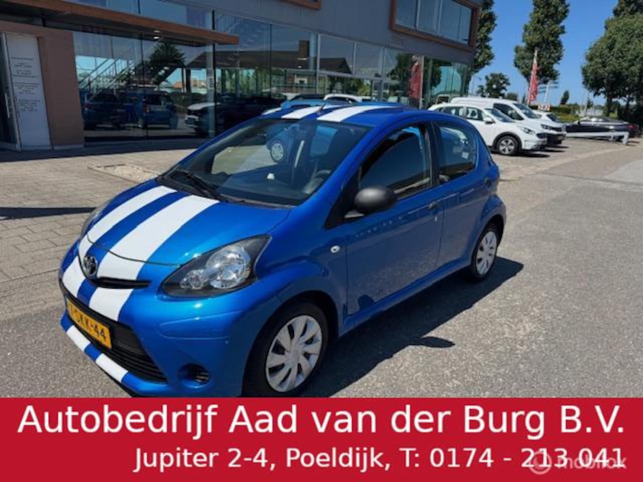 Toyota Aygo - 1.0 5 deurs , Airco , Electrische ramen , Blauw metaallak & witte sportive stripping Deurv - AutoWereld.nl