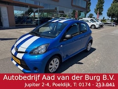 Toyota Aygo - 1.0 5 deurs , Airco , Electrische ramen , Blauw metaallak & witte sportive stripping Deurv