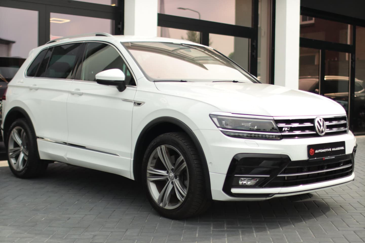 Volkswagen Tiguan - 2.0 TSI 4Motion |R-line|DSG|Leer|Digidash|360|Memory|ACC| - AutoWereld.nl