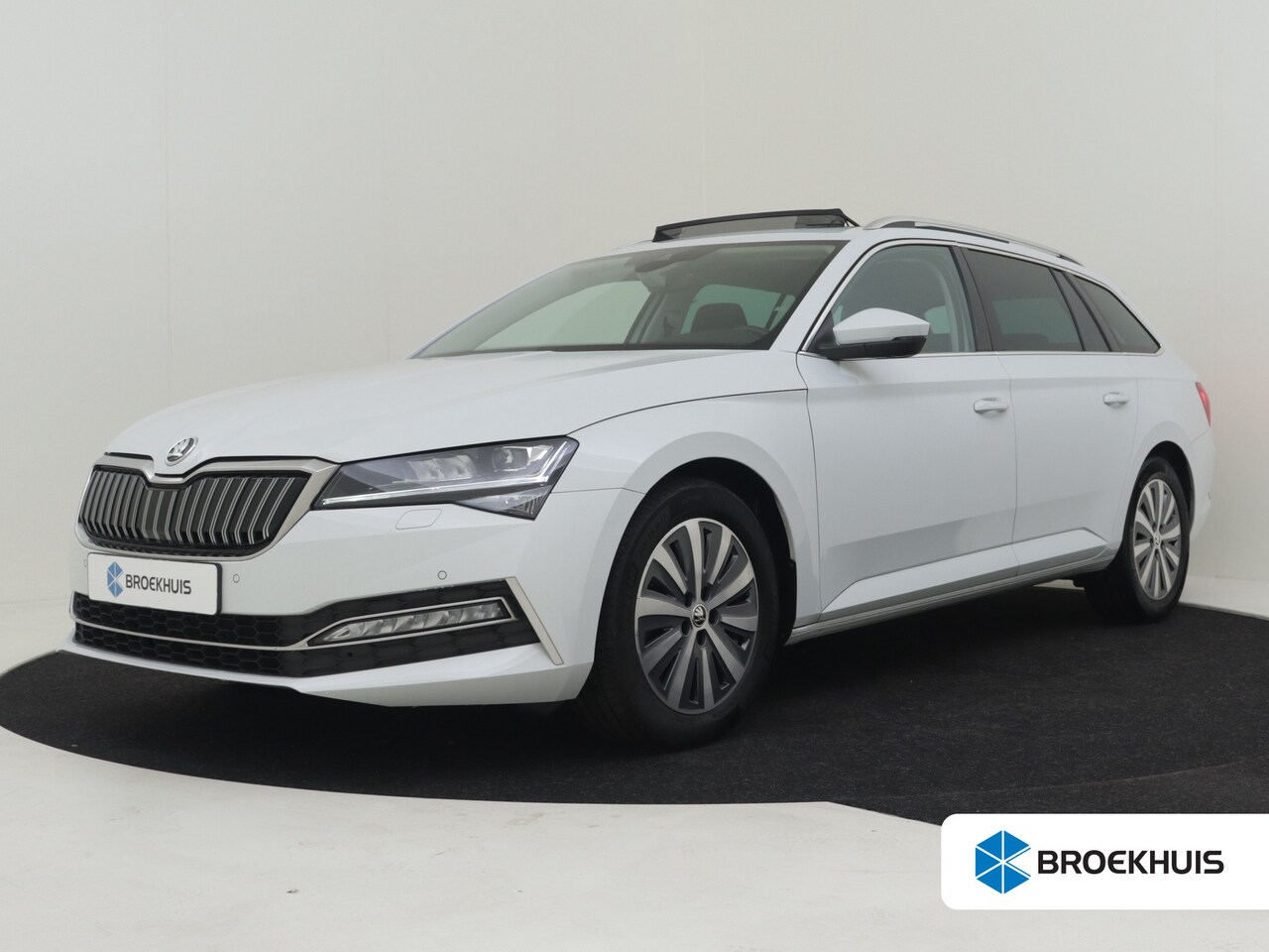 Skoda Superb Combi - 1.4 TSI iV Business Edition Plus 218pk Panorama dak | Elektrische stoelen | Keyless | Navi - AutoWereld.nl