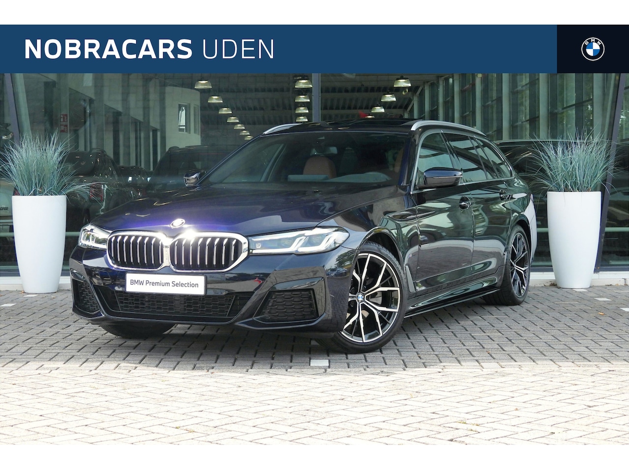 BMW 5-serie Touring - 520i High Executive M Sport / Panoramadak / Achteruitrijcamera / 	Adaptieve LED / Live Coc - AutoWereld.nl