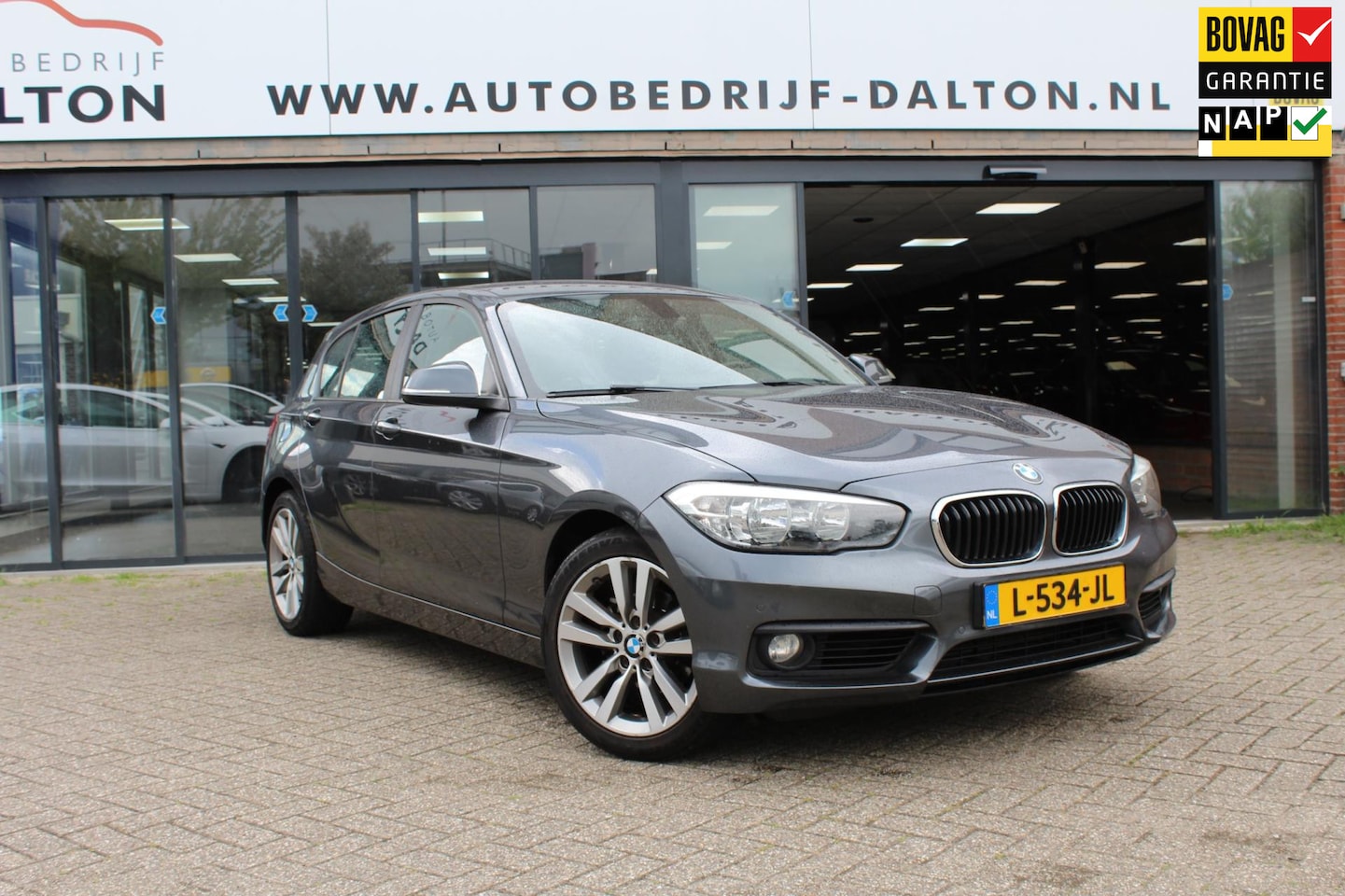BMW 1-serie - 118i 5 DEURS / AUTOMAAT / LEER / NAVIGATIE / PDC - AutoWereld.nl