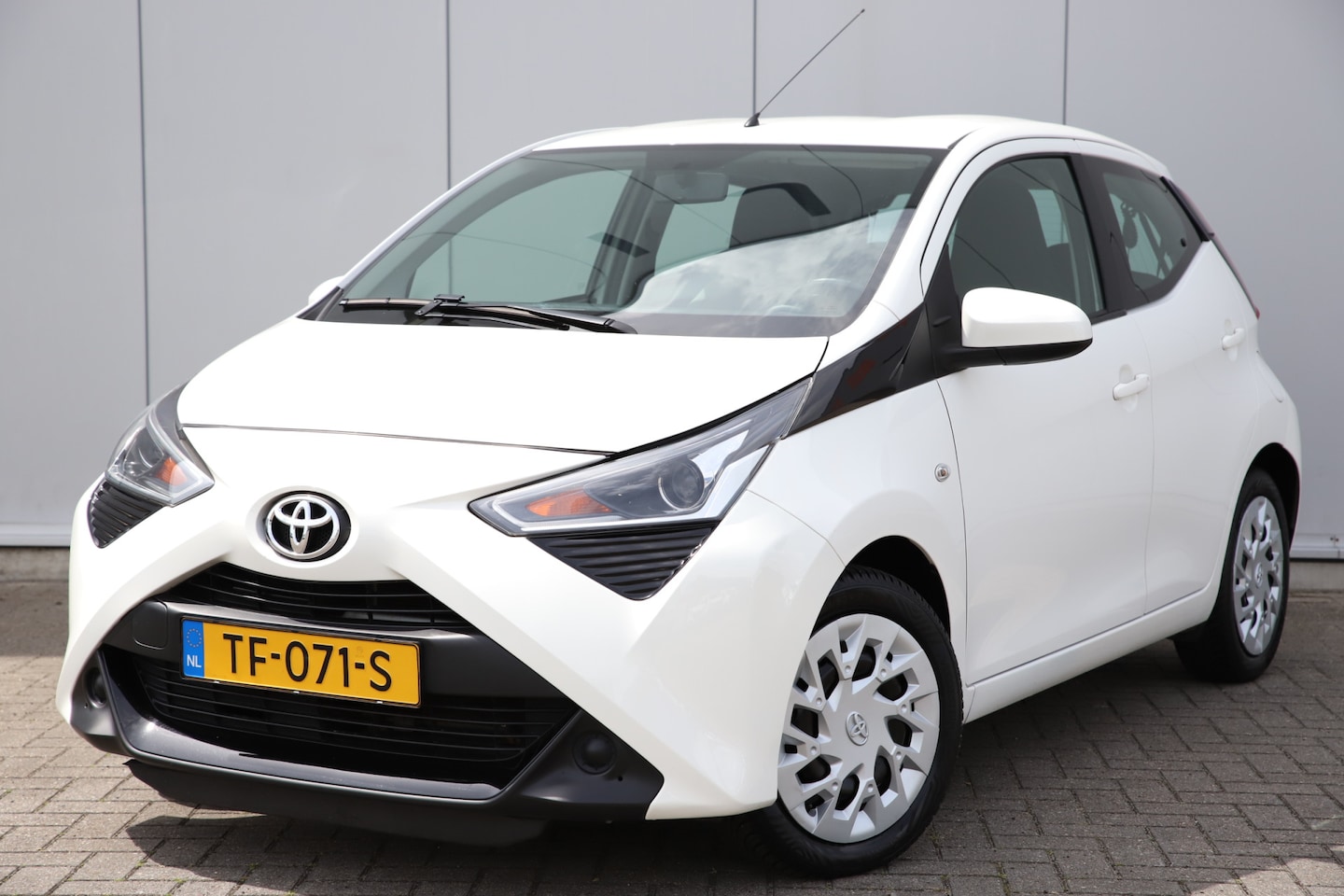 Toyota Aygo - 1.0 VVT-i x-play NAP | Camera | Navi | All Season | Airco | - AutoWereld.nl