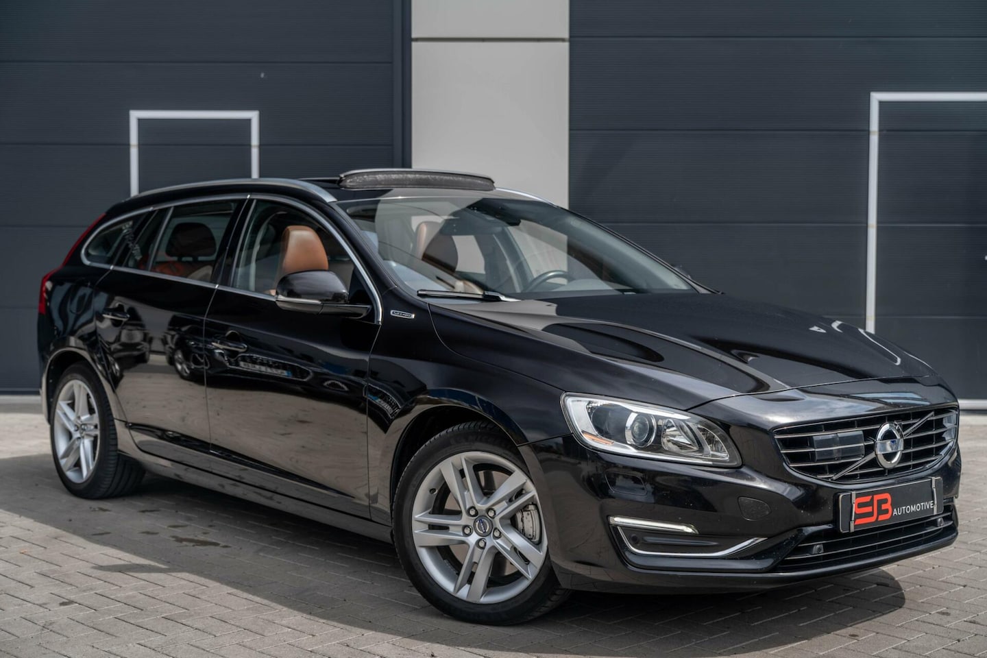Volvo V60 - 2.4 D6 AWD Leder|Cam|Stoelverw|Memory|Pano|BOMVOL! - AutoWereld.nl
