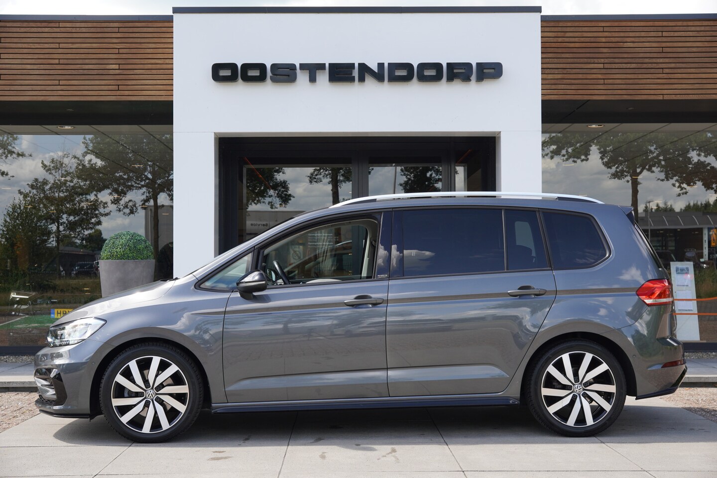 Volkswagen Touran - 1.5TSI/150pk R-Line 7p DSG automaat|2019|PDC+Camera|Lane Assist|Cruise+ACC|Navi|Clima|El. - AutoWereld.nl