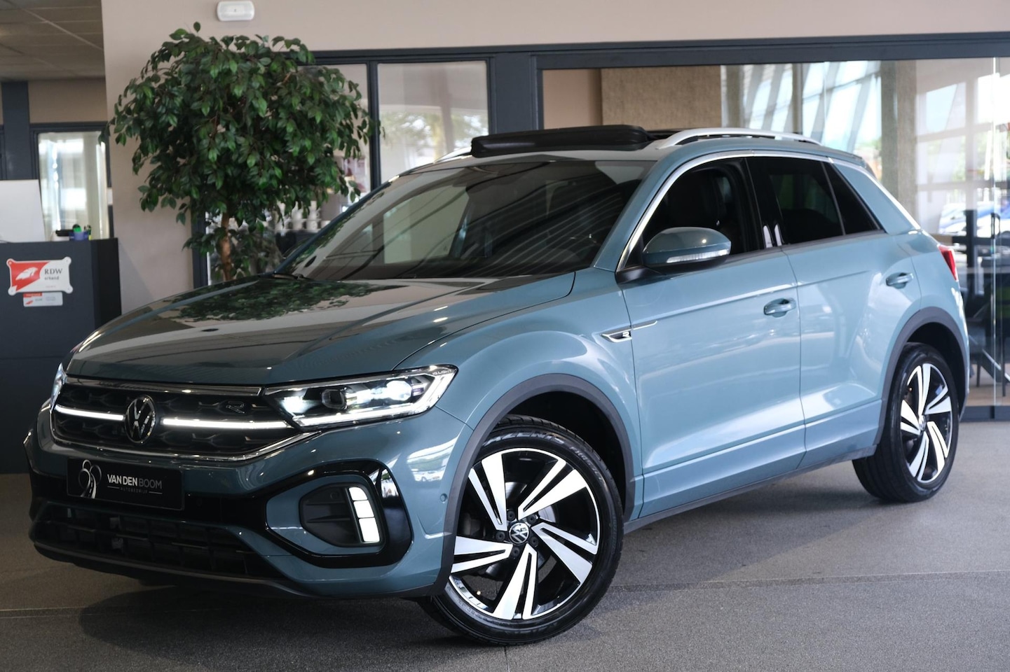 Volkswagen T-Roc - 1.5 TSI 3x R-Line DSG Pano Trekhaak Cam Virtual IQ Led - AutoWereld.nl