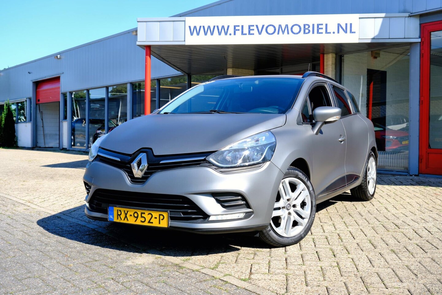 Renault Clio Estate - 1.5 dCi Ecoleader Zen *Mat grijze wrap* Navi|Airco|Cruise - AutoWereld.nl