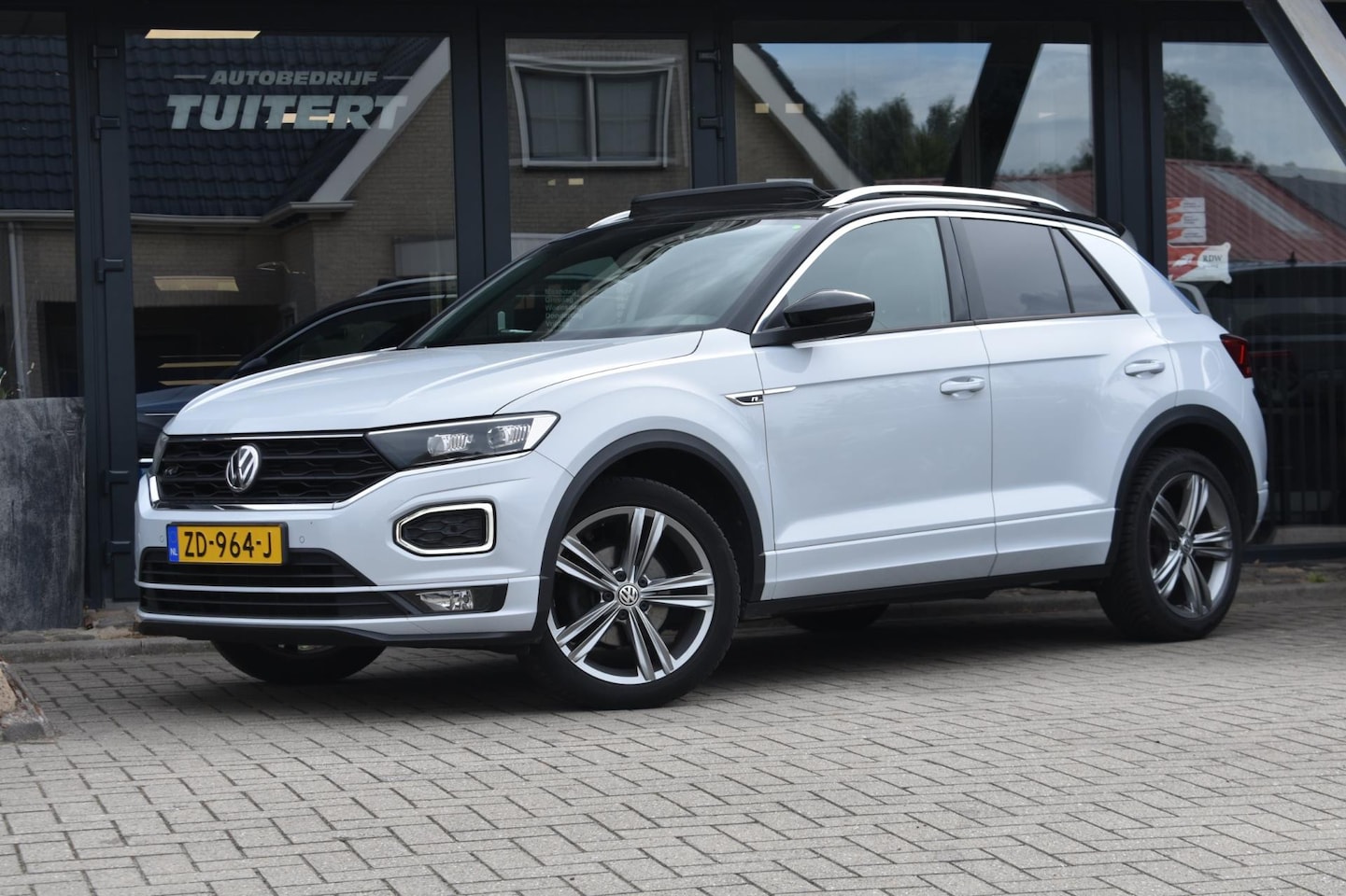 Volkswagen T-Roc - 1.5 TSI Sport R-Line | PANORAMADAK | VIRTUAL COCKPIT | NAP | APPLE CARPLAY | ANDROID AUTO - AutoWereld.nl