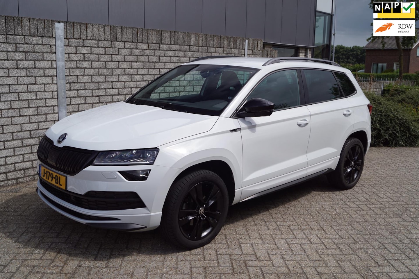 Skoda Karoq - 1.5 TSI ACT Sportline Business 150PK Sportstoelen Navi Camera Adaptieve Cruise Clima Apple - AutoWereld.nl