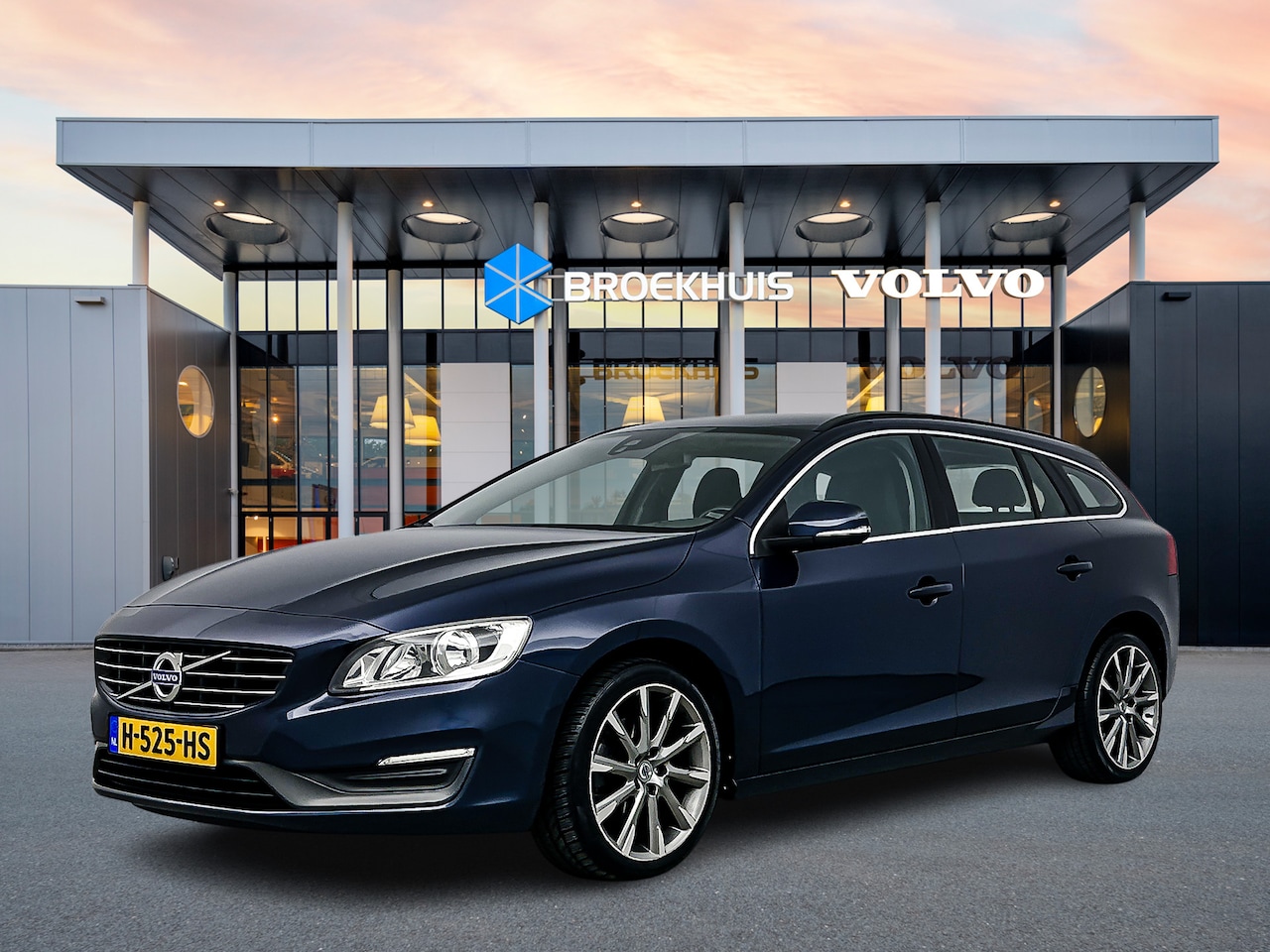 Volvo V60 - T3 Momentum | 19" | Trekhaak | Parkeersensoren | Navigatie | Climate control - AutoWereld.nl