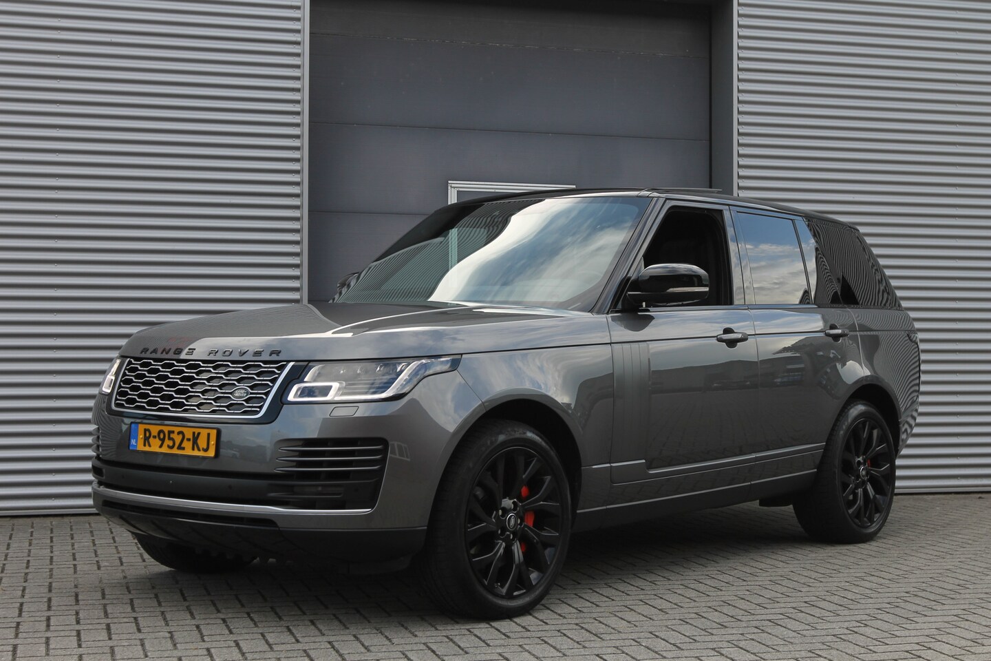 Land Rover Range Rover - 2.0 P400e Vogue I PHEV I Pano.dak I Carplay I Trekhaak - AutoWereld.nl