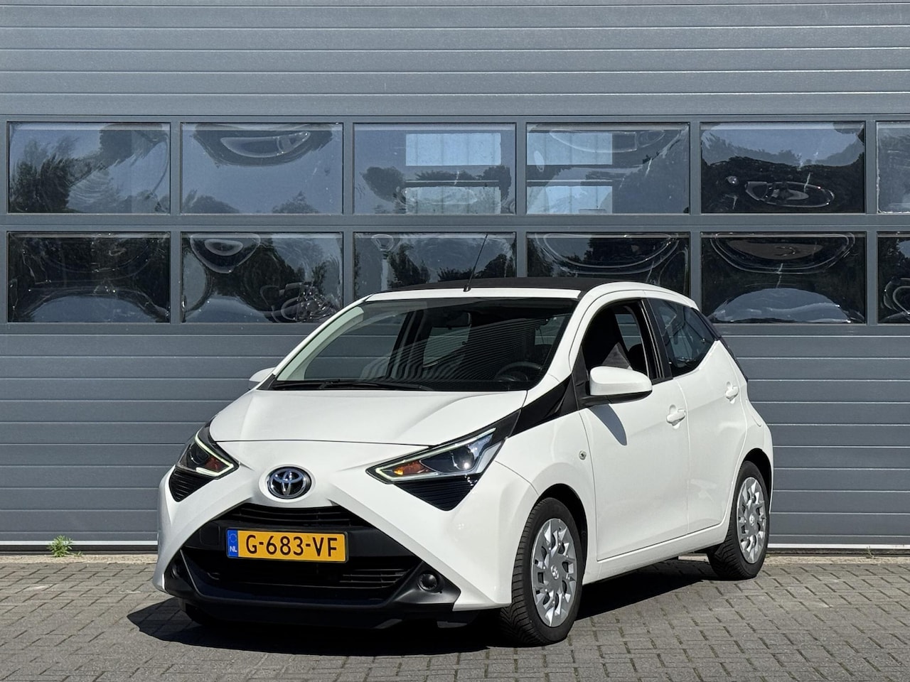Toyota Aygo - 1.0 VVT-I X-PLAY LIMITED I CABRIOLET I CAMERA I CARPLAY I AIRCONDITIONING - AutoWereld.nl
