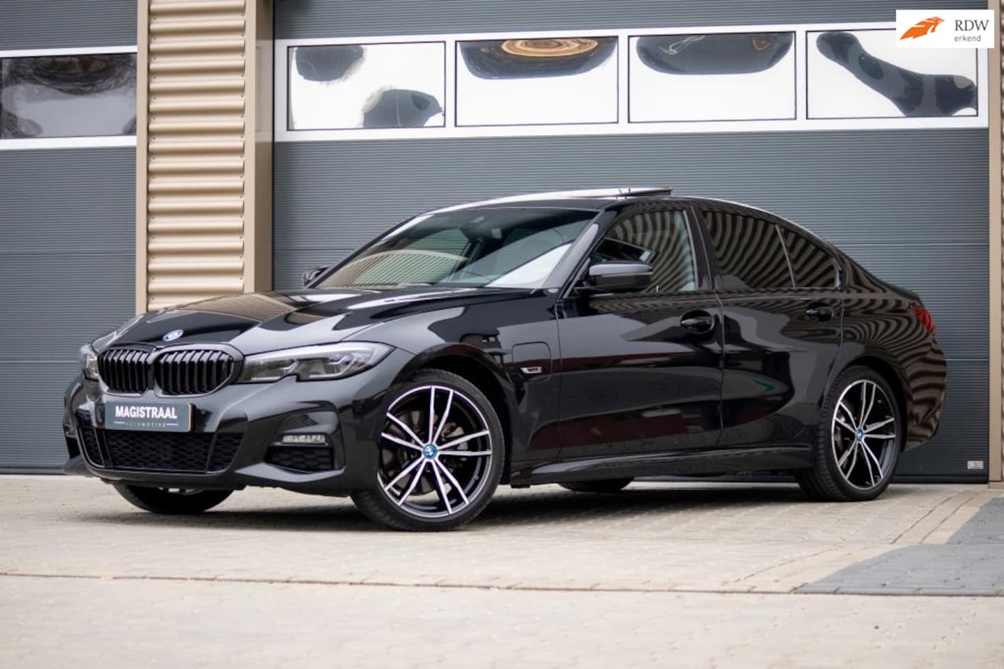 BMW 3-serie - 320e M sport | Schuif- kanteldak | Laser Led | Stoelverwarming | Apple Carplay - AutoWereld.nl