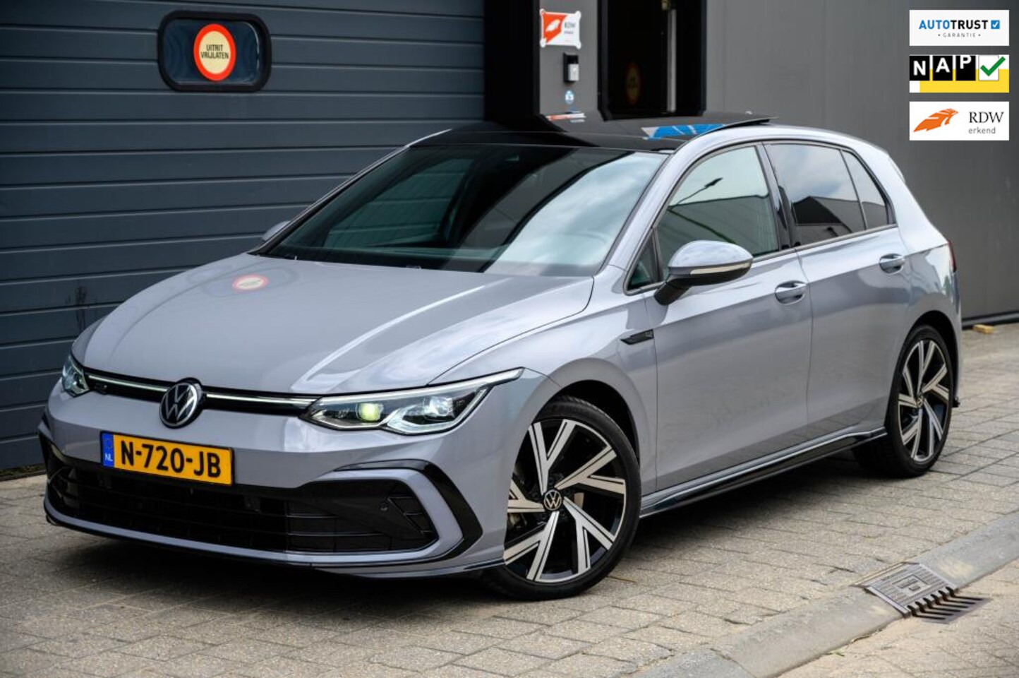 Volkswagen Golf - 1.5 eTSI R-Line Business|PANO|ACC|CARPLAY - AutoWereld.nl