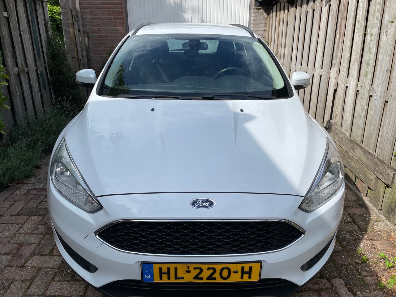 Ford Focus Wagon - 1.0 Trend Edition Zwarte belijning, gril en dakrails. Met trekhaak - AutoWereld.nl
