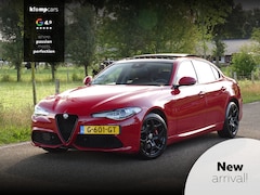 Alfa Romeo Giulia - 2.0 T AWD Veloce | H+K | Pano | All-black | Rosso Q4 | Topstaat