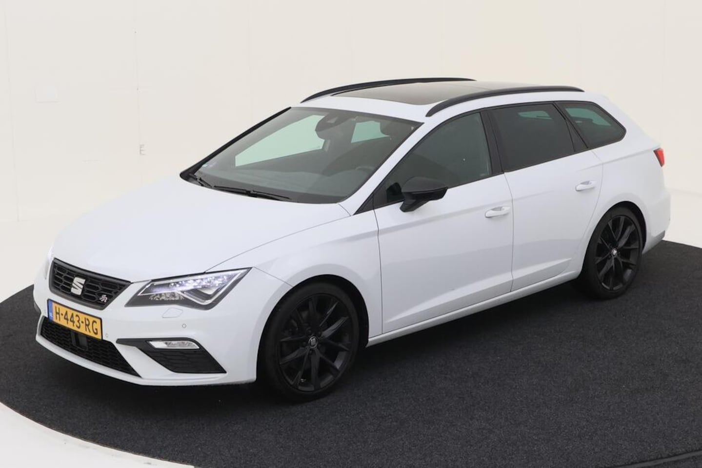 SEAT Leon Sportstourer - Seat Leon 1.5 TSI 150PK Pano Virtual Trekhaak Black edition - AutoWereld.nl