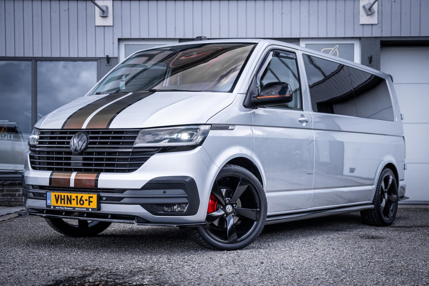 Volkswagen Transporter - 2.0TDI 150pk DSG7 L2H1 Highline Trekhaak I 6-pers. I 20'' I Dealer-ond. I Carplay I Camera - AutoWereld.nl