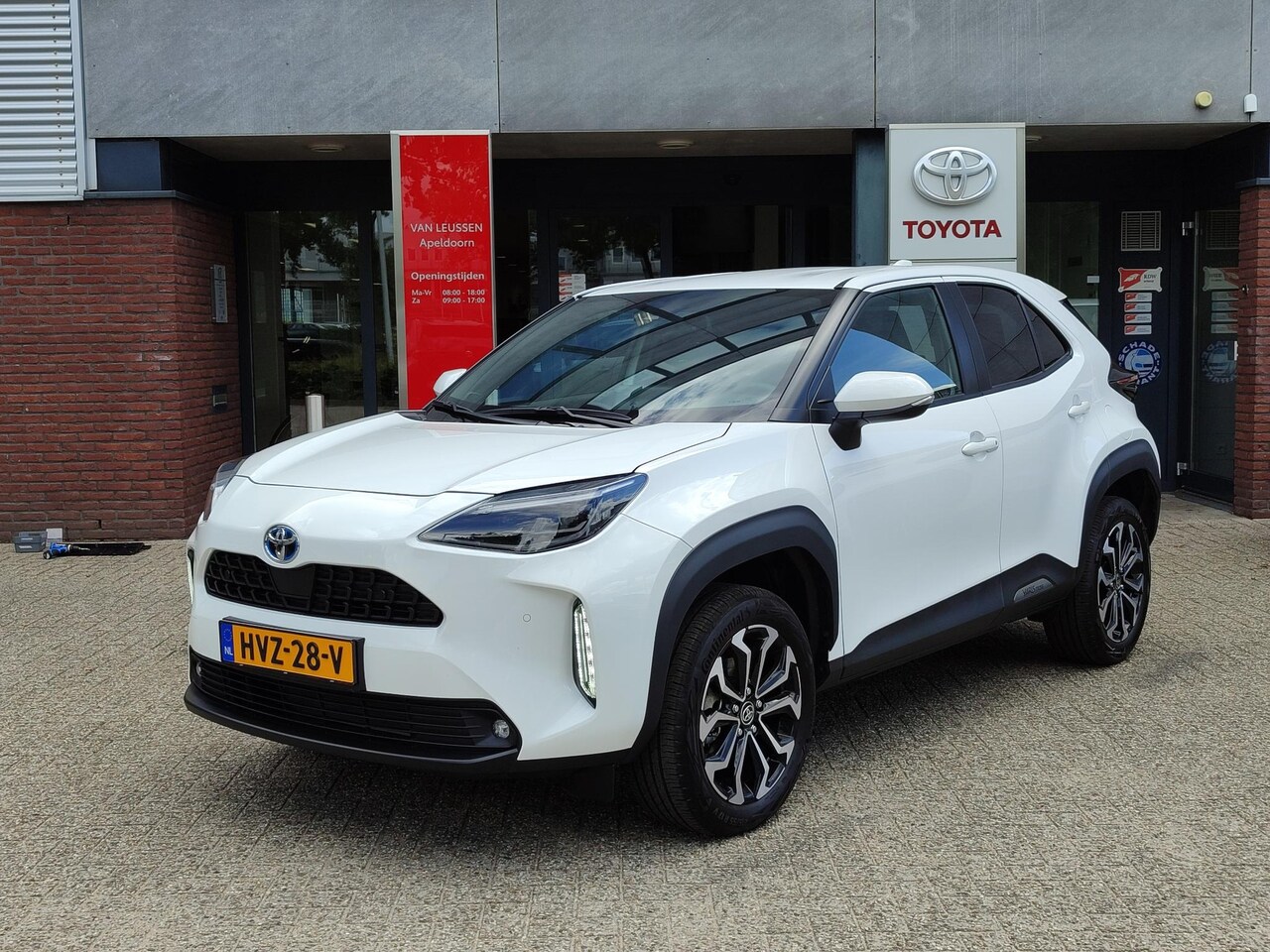 Toyota Yaris Cross - 1.5 Hybrid STYLE STOEL/STUURVERW PARK-SENSOREN BLIN SPOT NAVI KEYLESS 17''  LM-VELGEN NAVI - AutoWereld.nl