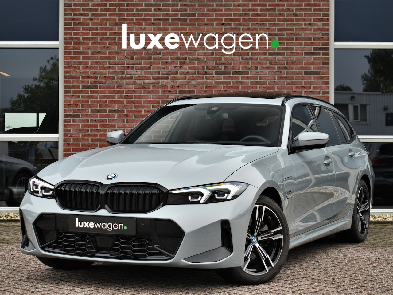 BMW 3-serie Touring - 330e xDrive M-Sport Pano ACC HUD Brooklyngrau HiFi Leder - AutoWereld.nl