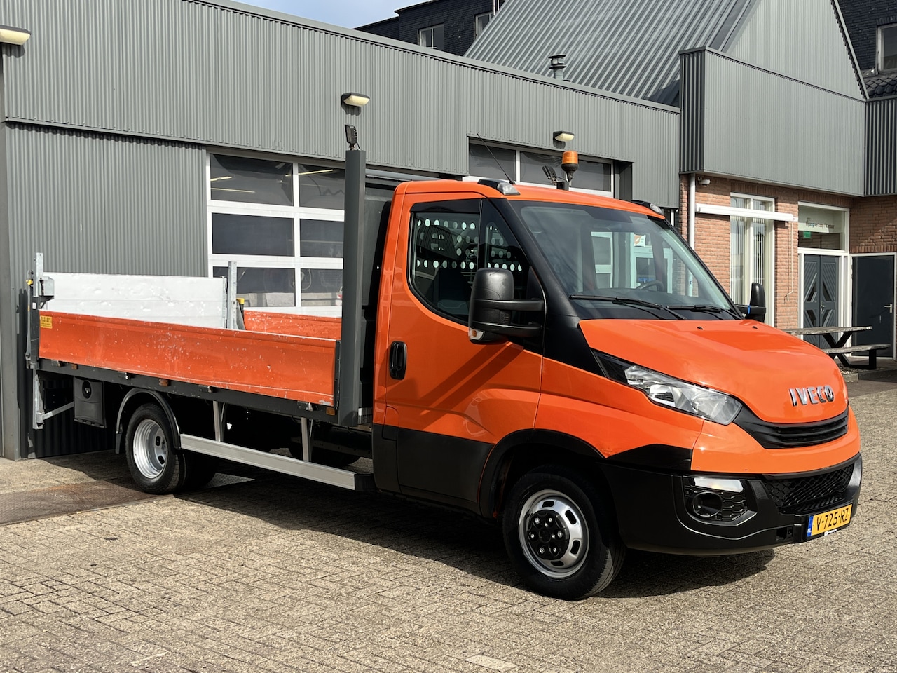 Iveco Daily - 35C14 2.3 375 Airco 3500kg Laadklep 500kg Navigatie Open laadbak Pick-up Euro 6 Bpm vrij B - AutoWereld.nl