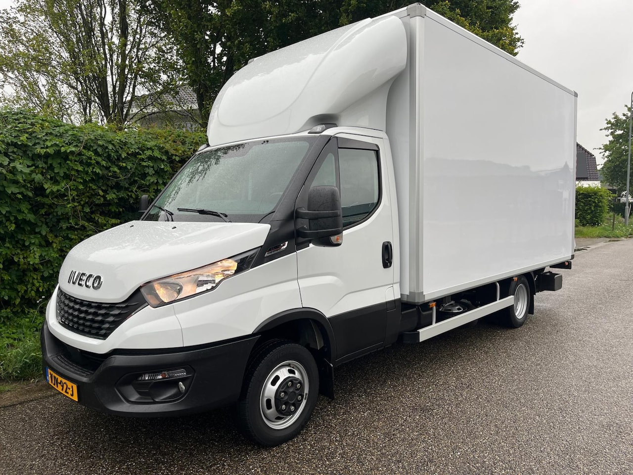Iveco Daily - 35C18 meubelbak met laadklep , zijdeur en luchtvering , trekhaak . - AutoWereld.nl