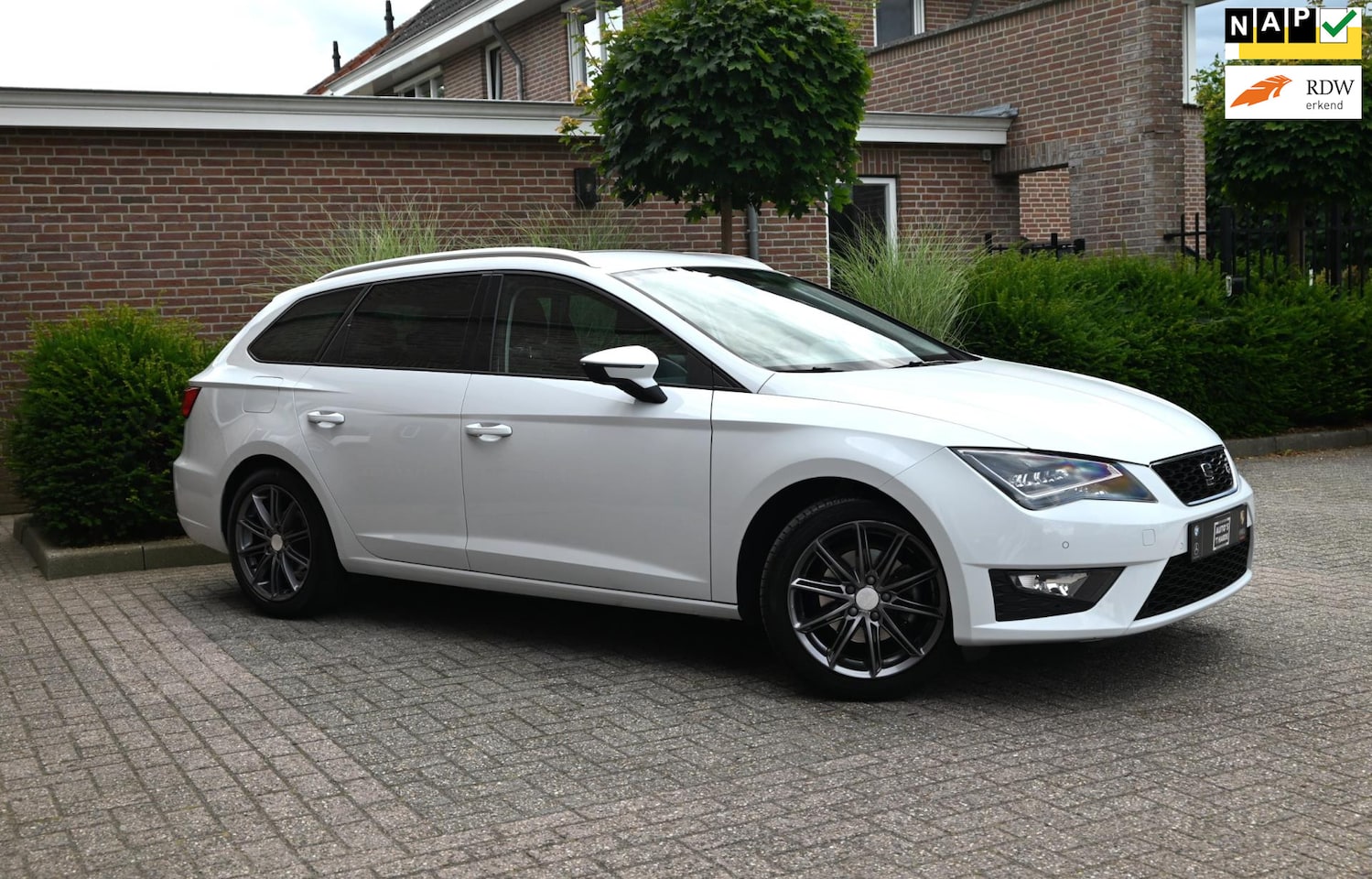 SEAT Leon ST - 1.4 EcoTSI FR Connect 150 PK Schuifdak Trekhaak LED Seat Sound Camera 17'' - AutoWereld.nl
