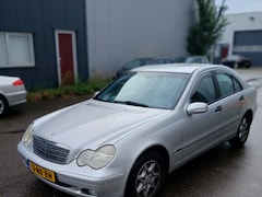 Mercedes-Benz C-klasse - 180 K. Classic Mooie en gave auto , ook bekleding netjes.6 Bak.