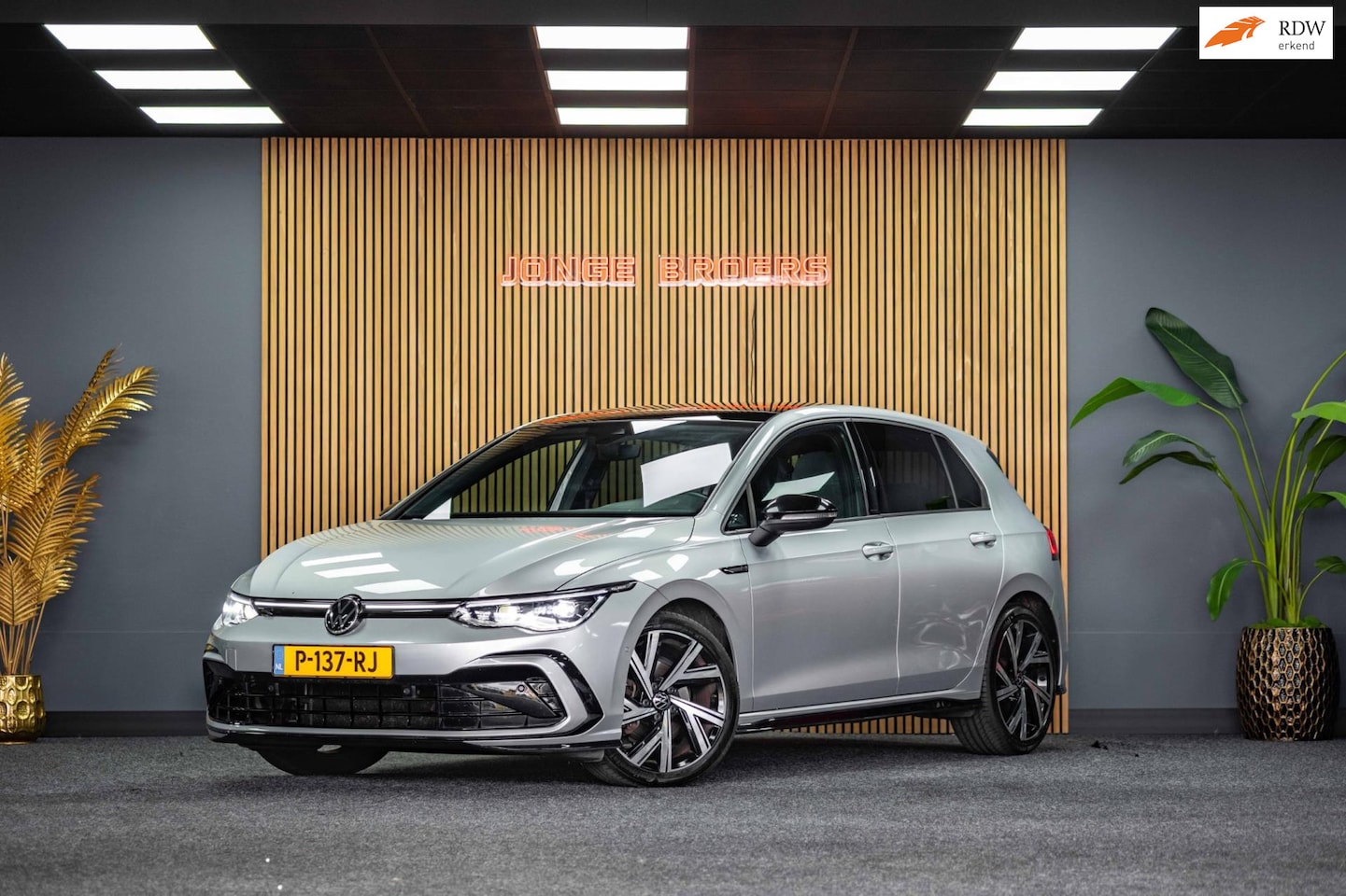 Volkswagen Golf - 1.5 eTSI R-Line Business+ |Pano|iQ-light|Carplay - AutoWereld.nl